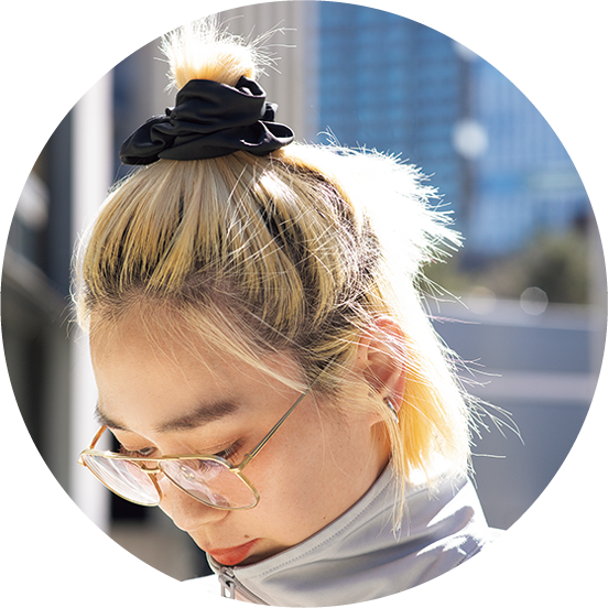 シュシュで髪をまとめて柔らかさとヌケ感をプラス。ハイトーンヘアにブラックのコントラストが◎。
