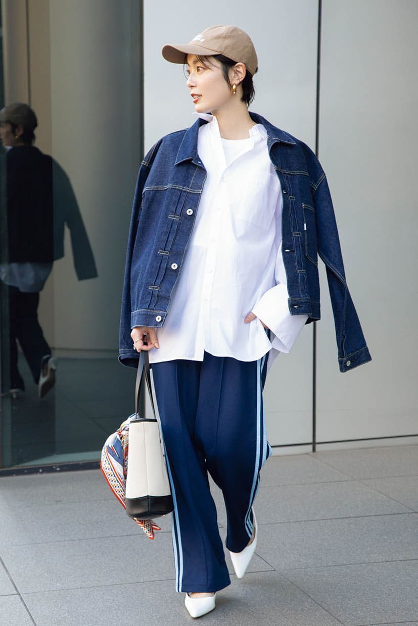 大流行の【トラックパンツ】をこの春、おしゃれ業界人はどう着こなしている?<リアルスナップ3選>