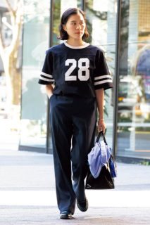 トップス¥12,100（ボナム／ベイクルーズカスタマーサービス）、パンツ¥16,500（ラングラー フォー フォル）、バッグに掛けたシャツ¥14,300、ソックス¥3,520（共にジャーナル スタンダード／全てジャーナル スタンダード 自由が丘店）、J.B. ATTIREのバッグ、TOD’Sのローファー、その他は本人私物