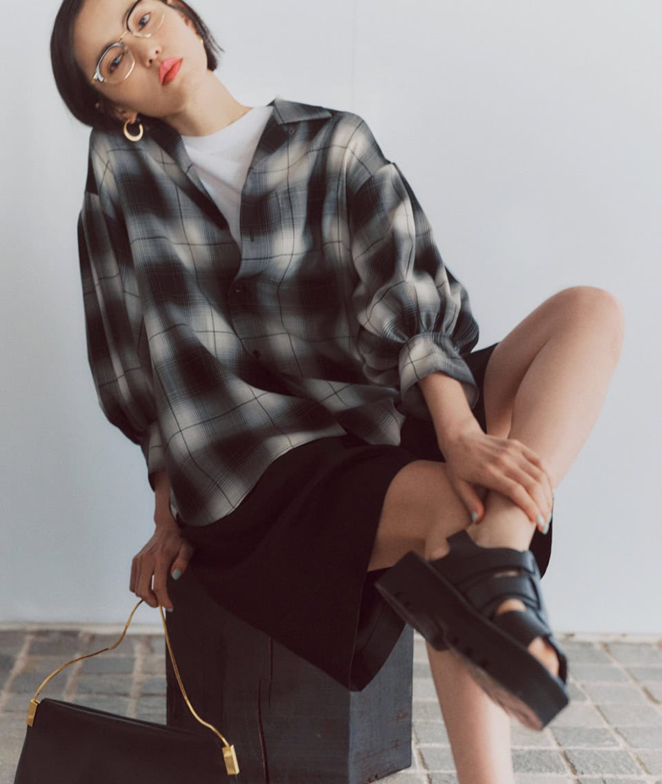 シャツ¥48,400、中に着たTシャツ¥19,800、ショートパンツ¥38,500、ピアス¥35,200（全てハイク）、サンダル¥61,600（ビューティフル シューズ × ハイク／全てボウルズ）、バッグ¥75,900（マエストソ／アマン）、眼鏡¥58,300（E5 アイヴァン／アイヴァン PR）