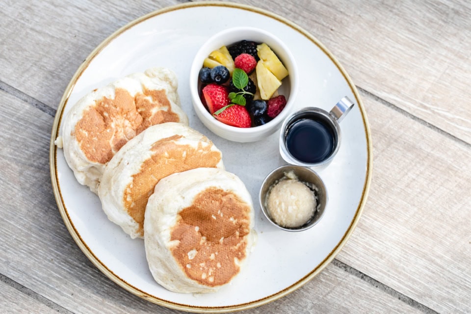 燻製パンケーキからイチゴ入りまで【2025年版】ハワイで絶対食べたい！最新の絶品パンケーキ4選