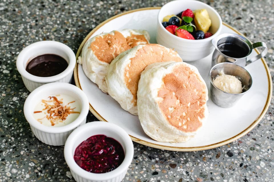 燻製パンケーキからイチゴ入りまで【2025年版】ハワイで絶対食べたい!最新の絶品パンケーキ4選