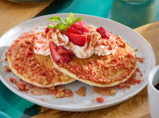 【ピコ・キッチン＋バー（Piko Kitchen + Bar）】ストロベリーとグァバの相性が抜群です。Strawberry Guava Pancake 16ドル。