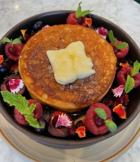 【ポッド・モア（Podmore）】ソルティッドバターがメルトして、これまた味わい深い。Smoked Soufflé Pancake 20ドル。