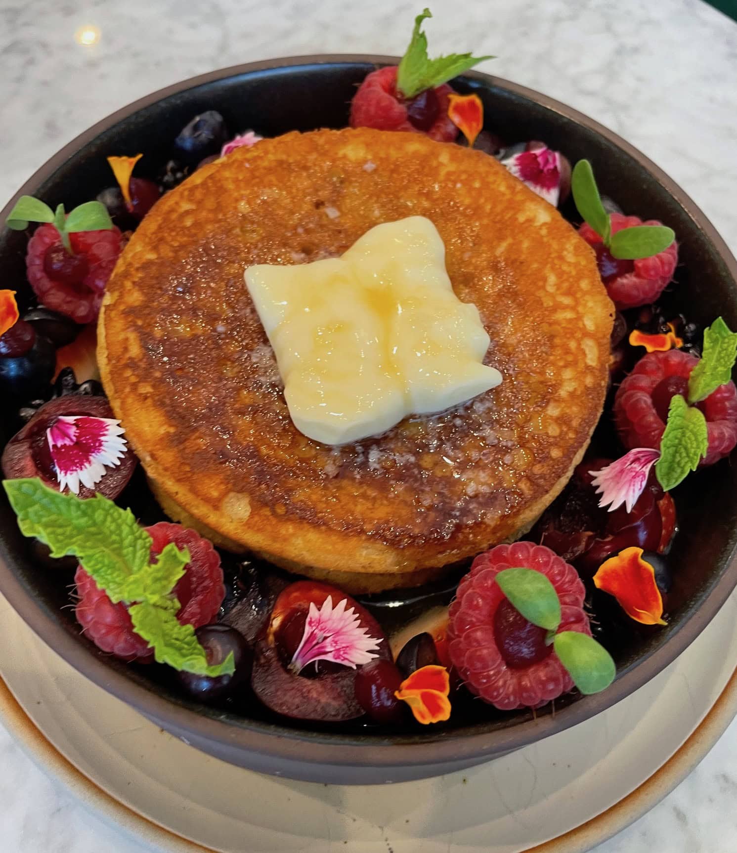 【ポッド・モア（Podmore）】ソルティッドバターがメルトして、これまた味わい深い。Smoked Soufflé Pancake 20ドル。