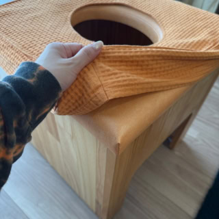椅子サイズは座面40×40cm、高さ43cm。通常より少し大きくて安定感があるので、座りやすいです。ちなみにクローゼットの長くない衣類の下に収納しています。別売りのカバーをつけると、都度洗濯ができるので臭いも残らず衛生的。