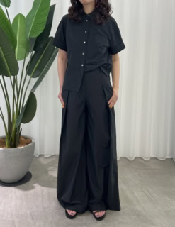 シャツ￥28,600、パンツ￥37,400（ともにTheory）