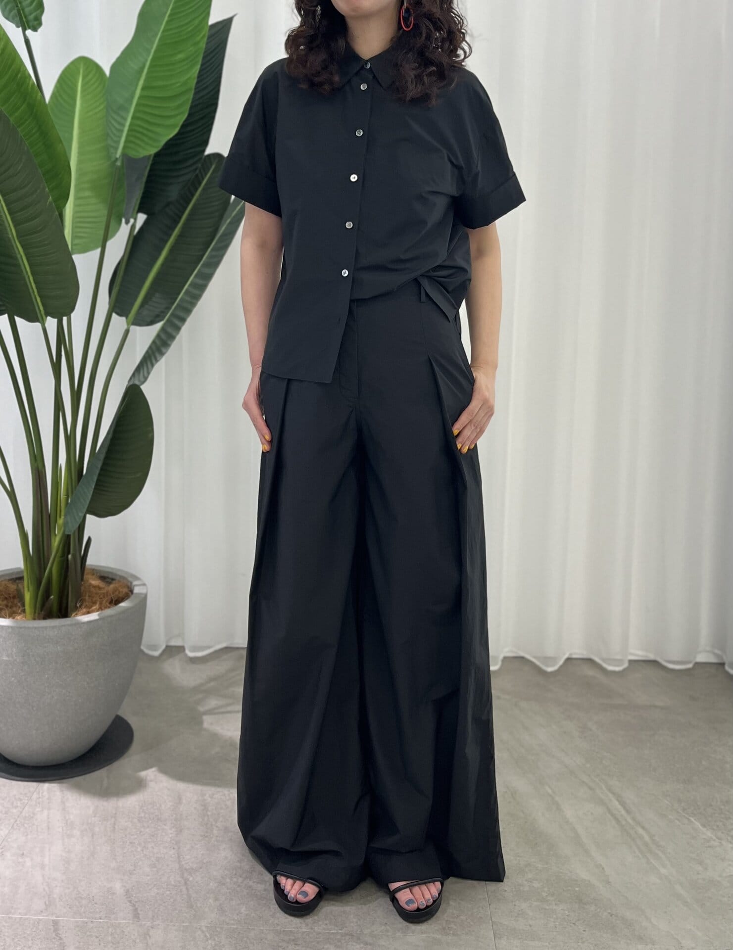 シャツ￥28,600、パンツ￥37,400（ともにTheory）