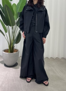ちなみにこちらは共地のブルゾンも展開しているので、スタイリングの幅もさらに広がります。ブルゾン￥46,200（Theory）