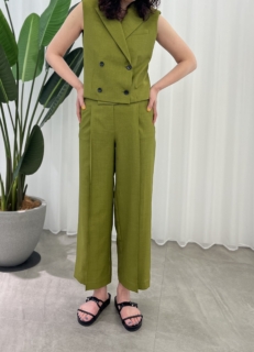 ジレ￥39,600、パンツ￥31,900（ともにTheory）