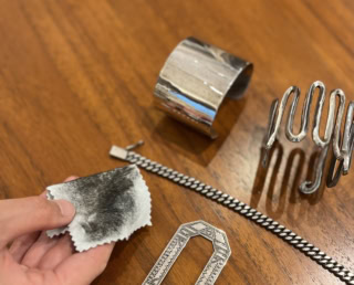 バングルをふいただけでクロスは真っ黒！ シルバーアクセって意外と汚れているんですね