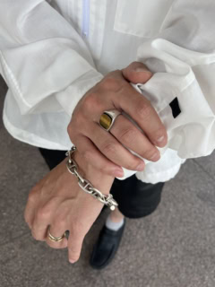 「軽装になるこれからの季節は、存在感あるアクセサリーが欠かせない！ 」と新井さん