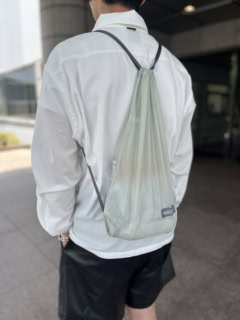 大人のショーツコーデをラフなナップサックで外すというセンスにも脱帽