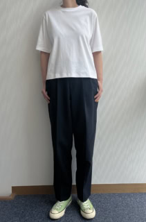 【涼感UVカットクルーネックワイド半袖Tシャツ】腰まわりがたっぷりめのパンツなんですが、着丈が短めなのでスッキリ着こなすことができました！