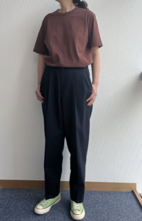 【洗いざらし太番手クルーネック半袖Tシャツ（メンズLサイズ）】上品顔のスラックスとタフなTシャツの合わせが、他にはないこなれ感を生み出してくれます
