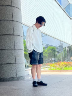 ダイワのシャツ、ヘインズのTシャツ、ナイスネスのショーツ、ブランのサングラス、エルメスのブレス、トムウッドのリング、モンベルのナップサック、ファミリーマートのソックス、クラークスのローファーは新井さんの私物