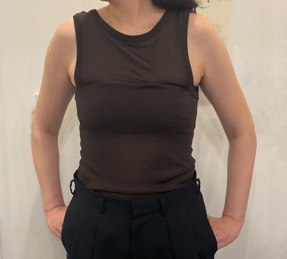 【見せブラ5選】Tシャツから透けても洒落てる! 40代の肌見せは「濃い色・シンプル」なブラが必須