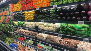 エレウォンの生鮮食品コーナーにて。カラフルで美しい野菜がぎゅっと並ぶ様は圧巻！
