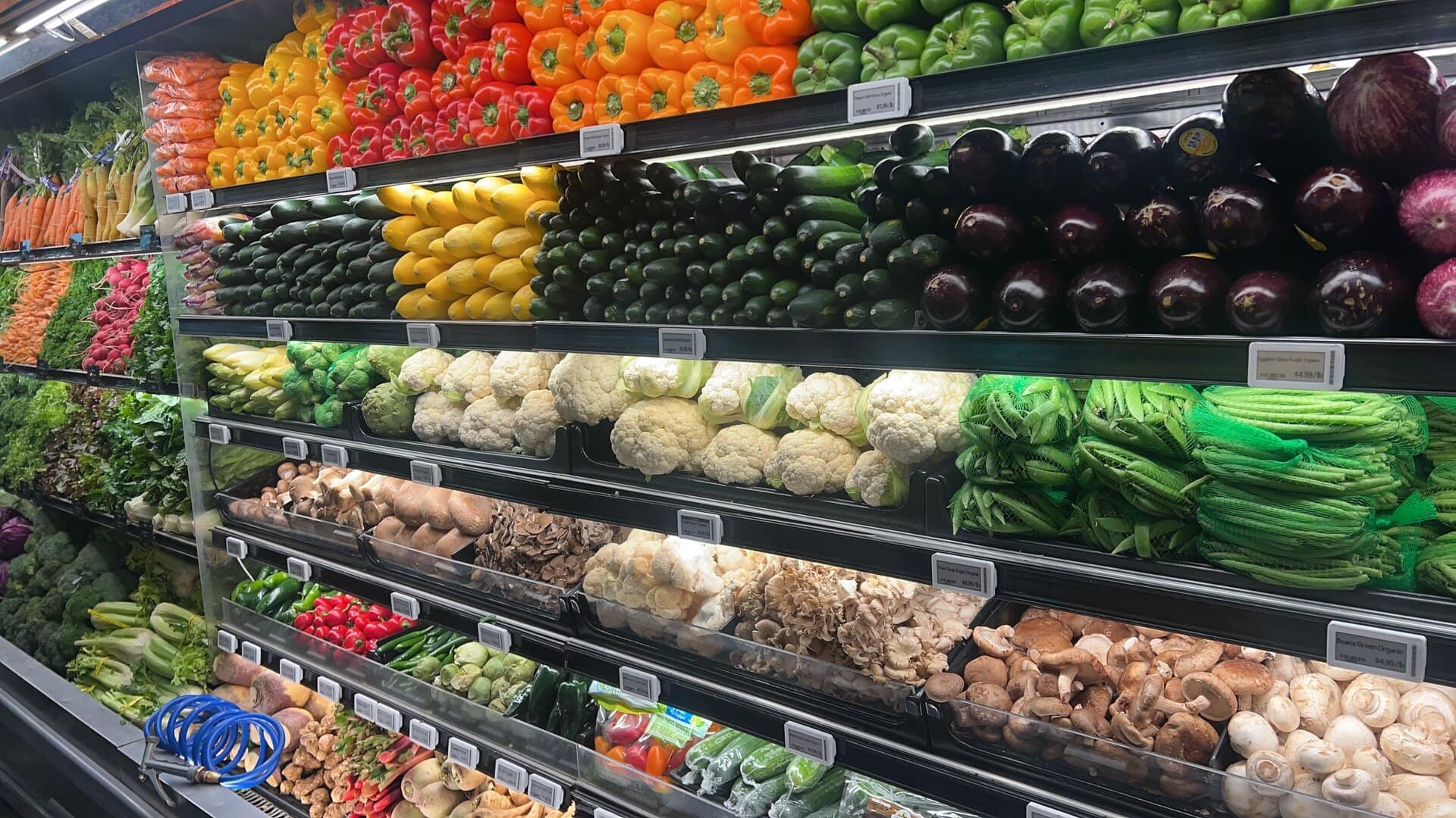 エレウォンの生鮮食品コーナーにて。カラフルで美しい野菜がぎゅっと並ぶ様は圧巻！