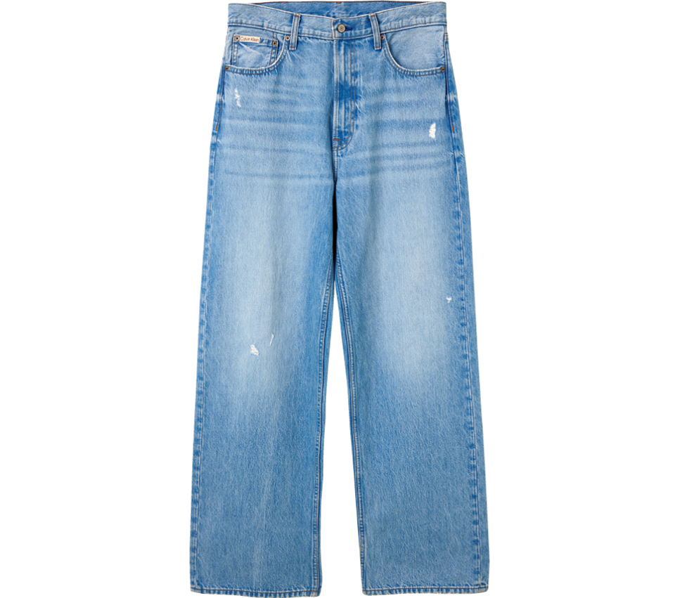 ルーズフィットなストレートラインで、リラックスしたはき心地が最高。デニムパンツ¥27,500（カルバン・クライン／カルバン・クライン カスタマーサービス）