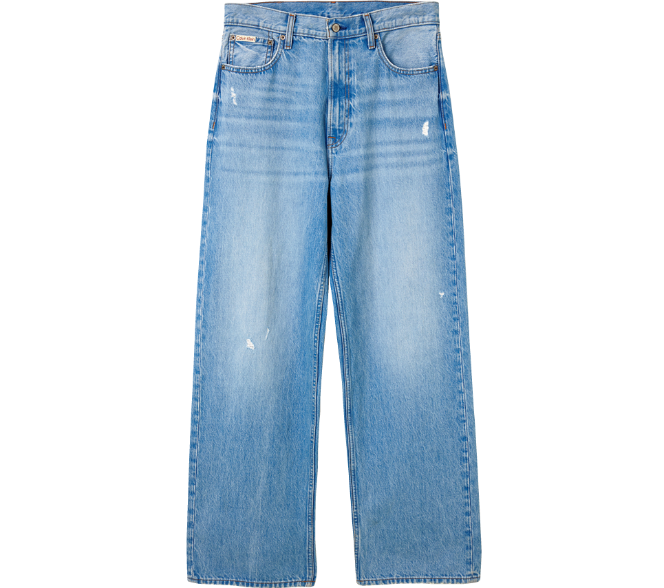 ルーズフィットなストレートラインで、リラックスしたはき心地が最高。デニムパンツ¥27,500（カルバン・クライン／カルバン・クライン カスタマーサービス）