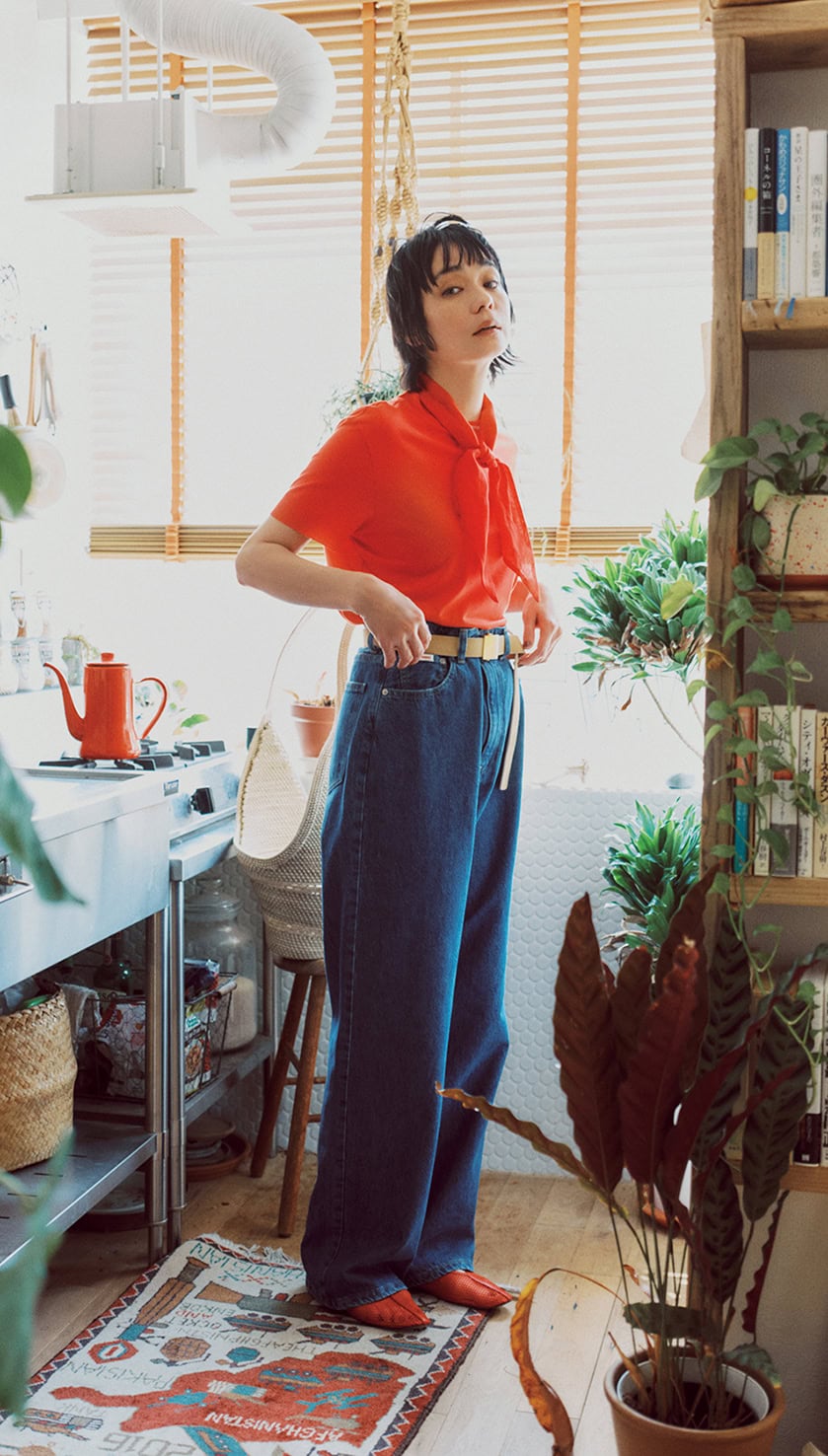 デニムパンツ¥28,600（ザ シシクイ）、Tシャツ¥16,500（カルバン・クライン／カルバン・クライン カスタマーサービス）、スカーフ¥22,000（BLECK※別注／ビー エディション ニュウマン新宿店）、ベルト¥20,900（アトリエ アンボワーズ／アマン）、バッグ¥88,000（アイディ／ビオトープ）、シューズ¥24,200（デ・プレ）