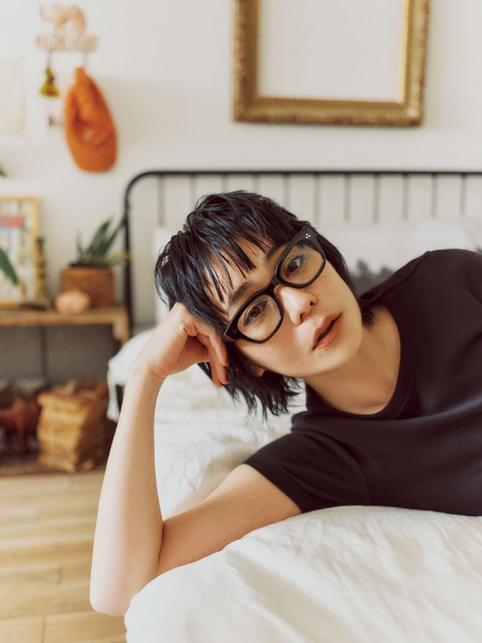 シンプルだけど洒落てる人は「顔まわりを盛っている」40代にオススメの素敵な【ブラック小物】8選