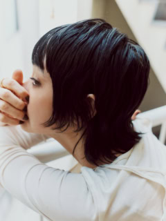 リング［右手人差し指上］¥53,900、［下］¥94,600、［中指］¥155,100、［薬指］¥88,000、［小指］¥97,900、ブレスレット¥341,000（全てシハラ／シハラ トウキョウ）、レイヤードカットソー¥17,600（エモエレ／アダム エ ロペ）