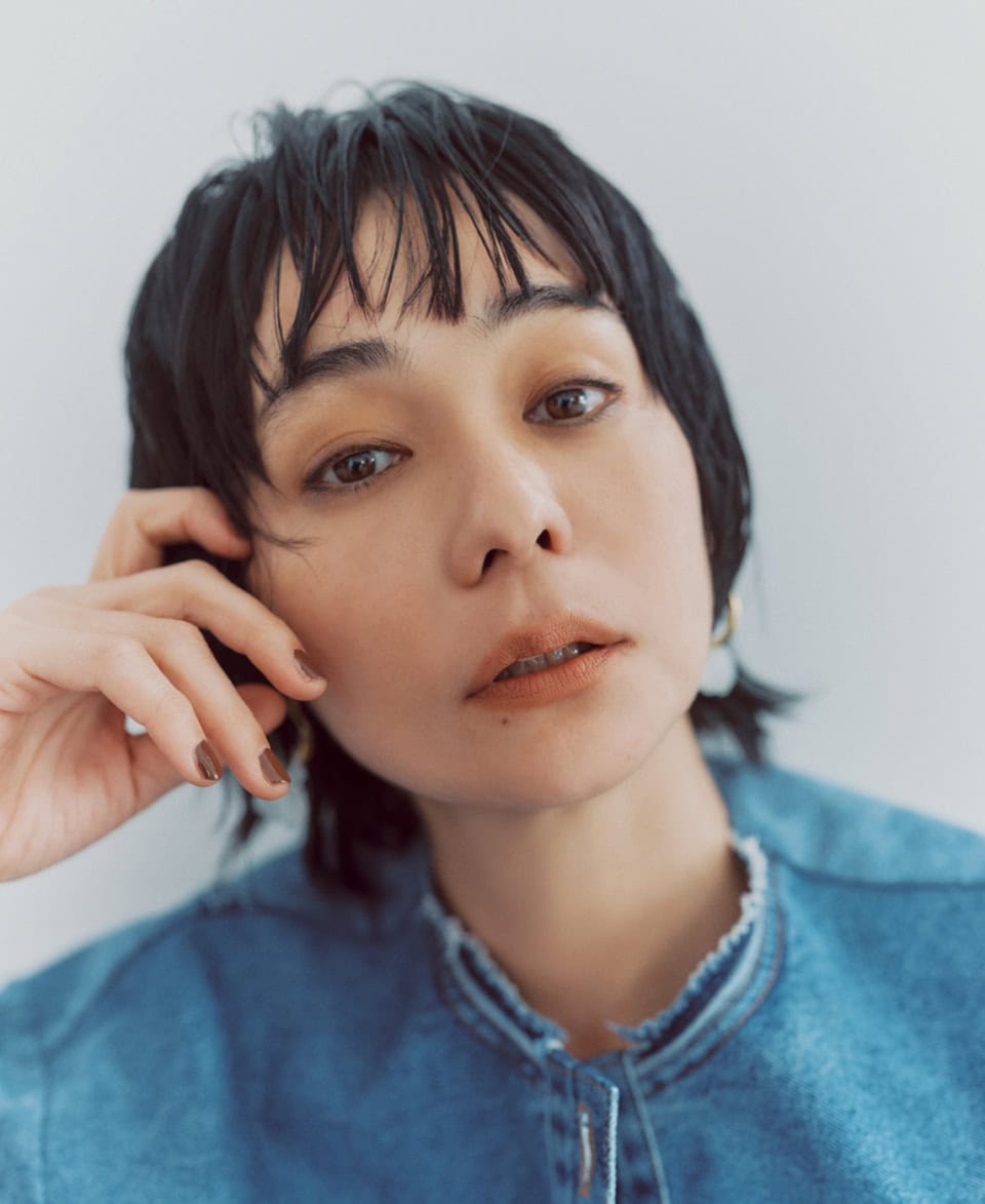 シンプル服には「ミュートメイク」がベストバランス。40代、洒落てる人のヌードな顔の秘密とは？