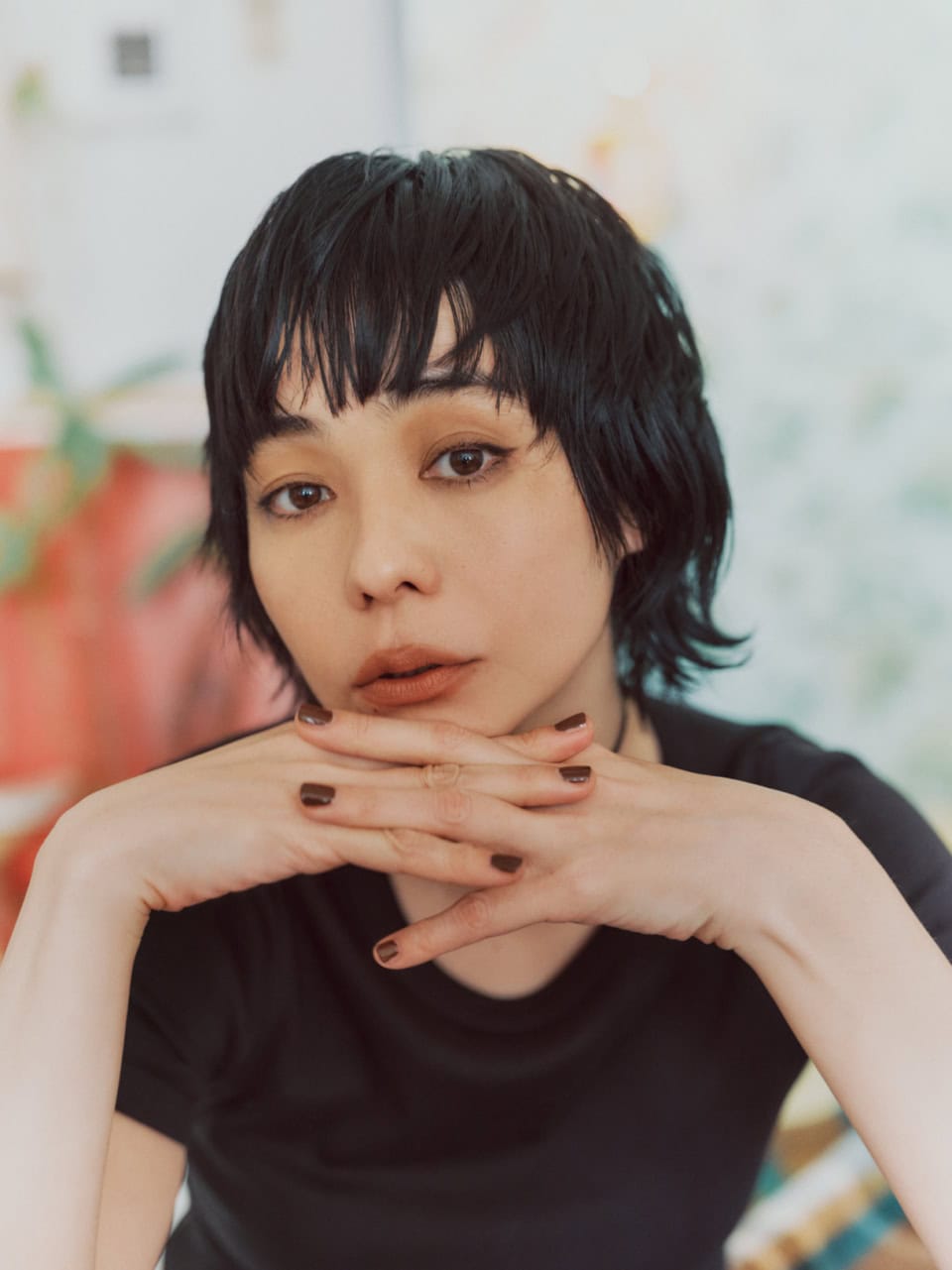 シンプル服には「ミュートメイク」がベストバランス。40代、洒落てる人のヌードな顔の秘密とは?