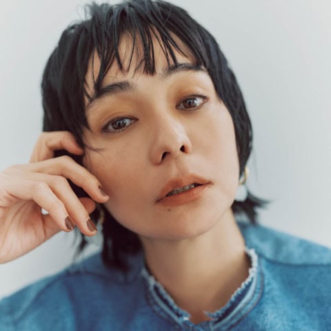 シンプル服には「ミュートメイク」がベストバランス。40代、洒落てる人のヌードな顔の秘密とは？