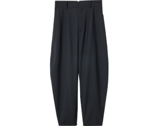 ロエフらしい1本。パンツ¥31,900（ロエフ／エイチ ビューティー&ユース）