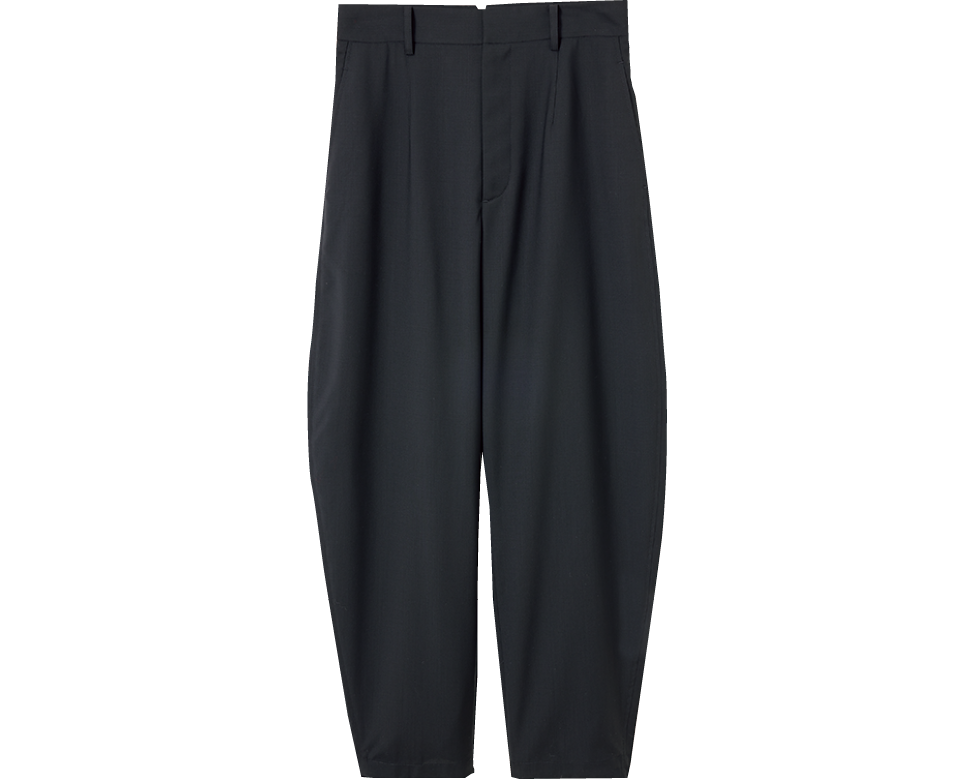 ロエフらしい1本。パンツ¥31,900（ロエフ／エイチ ビューティー&ユース）