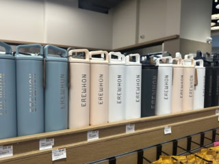 セレブ御用達の高級スーパーEREWHON（エレウォン）のボトル。ハンドル付きのドリンク用ボトルはひとつ50ドル。どの色にするか迷っちゃいますね！