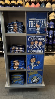 サンタモニカにあるドジャース公式ショップ！Tシャツのデザインは定期的に新しくなっているようです