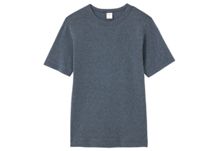丁寧な物作りで知られるイタリアンブランド「ジチピ」のTシャツは、程よいフィット感が◎。¥7,480（ジチピ／フォーチュンチー ジャパン）