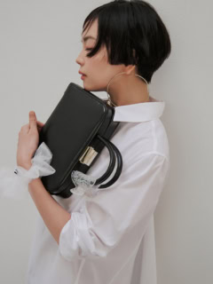 シャツ¥64,900（アスペジ／トヨダトレーディング プレスルーム）、レギンスパンツ¥44,000（ジューキフ／ザ・ウォール ショールーム）、シングルフープピアス¥17,600（コウ）、バッグ¥51,700（PUNTI.／エルディスト ショールーム）、バッグに付けたヘアクリップ¥17,380（52 Kikis／ショールーム シャルメール）、手首のシュシュ¥12,100（ジェニファー オーレット／ロンハーマン）、パンプス¥37,400（ファビオ ルスコーニ／伊勢丹新宿本店 本館2階 婦人靴）