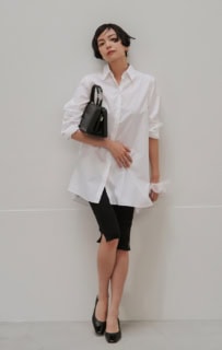 シャツ¥64,900（アスペジ／トヨダトレーディング プレスルーム）、レギンスパンツ¥44,000（ジューキフ／ザ・ウォール ショールーム）、シングルフープピアス¥17,600（コウ）、バッグ¥51,700（PUNTI.／エルディスト ショールーム）、バッグに付けたヘアクリップ¥17,380（52 Kikis／ショールーム シャルメール）、手首のシュシュ¥12,100（ジェニファー オーレット／ロンハーマン）、パンプス¥37,400（ファビオ ルスコーニ／伊勢丹新宿本店 本館2階 婦人靴）