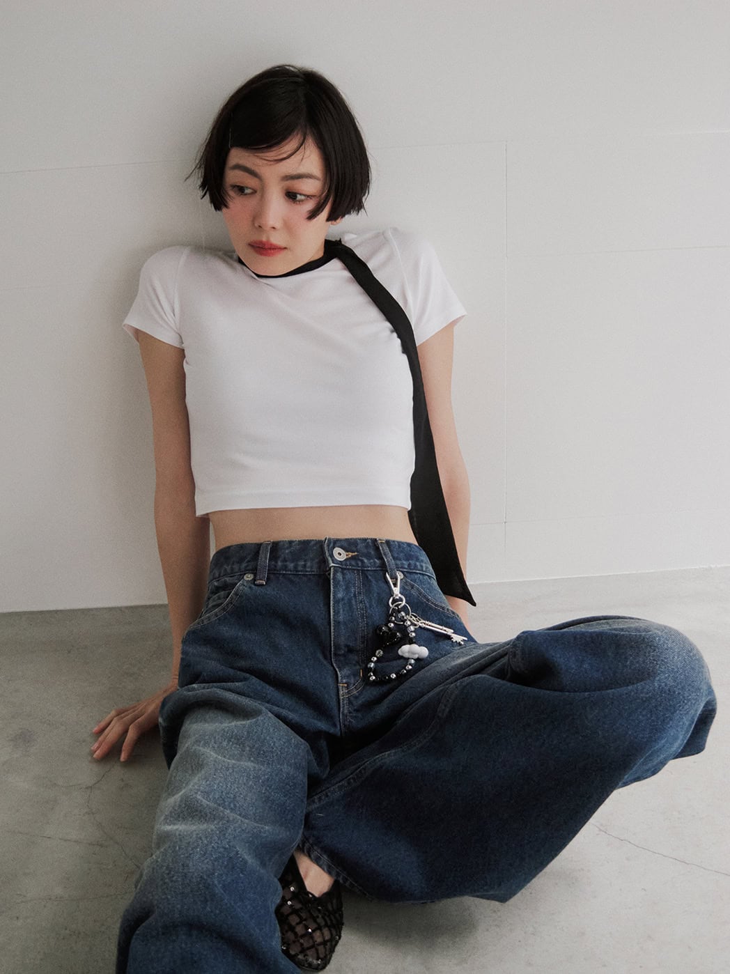 Tシャツ¥6,600※黒と2枚セット（ヘインズ フォー ビオトープ／ビオトープ）、デニムパンツ¥39,600（アンスクリア／アマン）、パンツに付けたチャーム¥8,800（ストリング ティング／ショールーム シャルメール）、バレエシューズ¥70,400（レペット／ルック ブティック事業部）、首に巻いたスカーフ¥22,000（コウ）