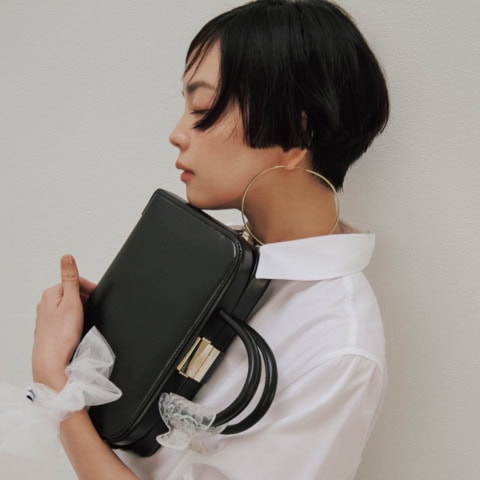 この夏「ビッグシャツ＋レギンス」はマスト！ K-POP歌姫の気分で選ぶ＆着るベーシック服のヒント