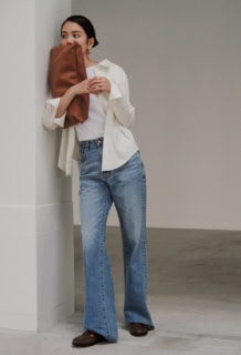シャツ¥24,200（カルバン・クライン／カルバン・クライン カスタマーサービス）、Tシャツ¥7,480（ジチピ／フォーチュンチー ジャパン）、デニムパンツ¥14,300（サムシング／エドウィン・カスタマーサービス）、バッグ¥49,500（PUNTI.／エルディスト ショールーム）、ローファー¥34,100（ジーエイチバス／ジーエイチバス 東京）、ピアス¥65,600、左手人さし指のリング¥317,500（共にトムウッド／トムウッド 青山店）、右手の2連リング¥30,800（コウ）