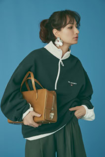 ハーフジップスエット¥30,800（シー／エスストア）、ハーフパンツ¥69,300※参考価格（6937／S＆T）、ピアス¥87,000（カレワラ）、バッグ¥43,500（トゥティエ）