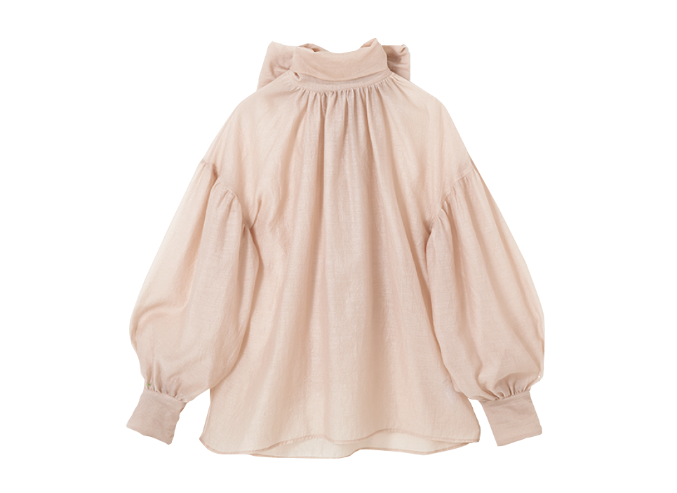 ボウタイは前で結べば一層華やかに。ブラウス¥25,300（ウィム ガゼット／ウィム ガゼット ルミネ新宿店）