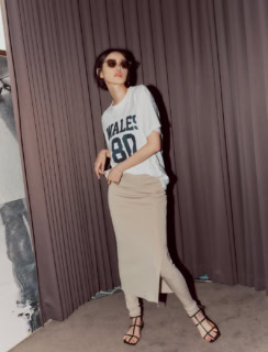 Tシャツ¥10,450、レギンス付きスカート¥29,700（共にウィム ガゼット）、サンダル¥26,400（ザ ポーズ／全てウィム ガゼット ルミネ新宿店）、サングラス¥47,300（アイヴァン／アイヴァン 東京ギャラリー）、ピアス¥55,000（ピモンテ）