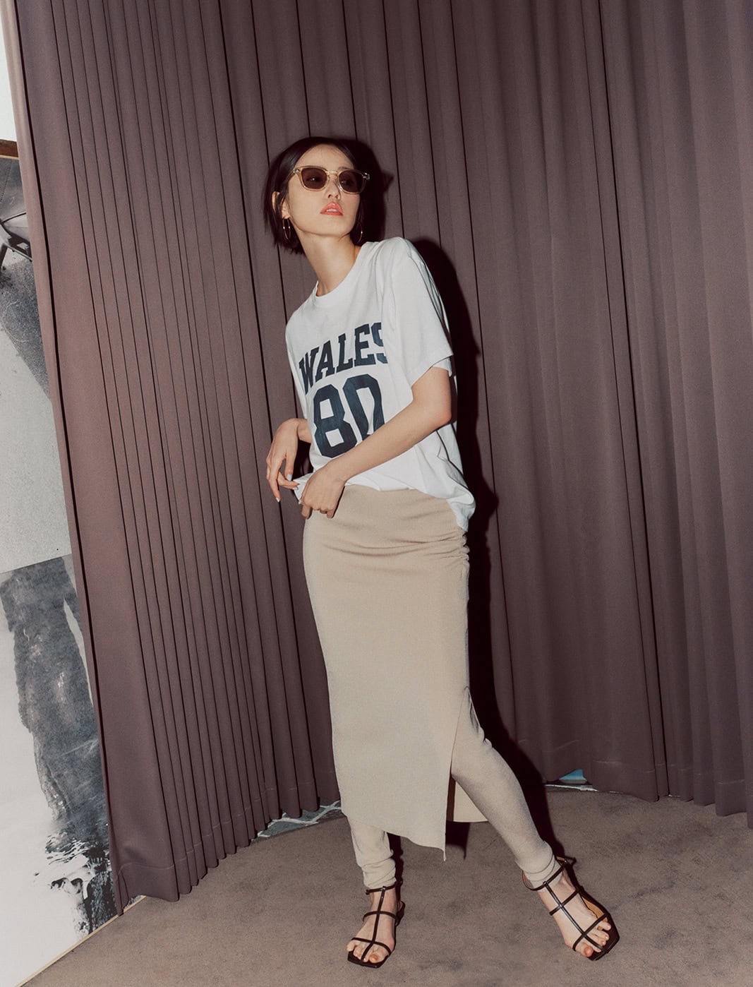 Tシャツ¥10,450、レギンス付きスカート¥29,700（共にウィム ガゼット）、サンダル¥26,400（ザ ポーズ／全てウィム ガゼット ルミネ新宿店）、サングラス¥47,300（アイヴァン／アイヴァン 東京ギャラリー）、ピアス¥55,000（ピモンテ）