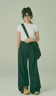ブーツ¥28,600（ティンバーランド／VF ジャパン）、Tシャツ¥8,800、バッグ¥26,400（共にカルバン・クライン／カルバン・クライン カスタマーサービス）、スラックス¥57,200（バウム・ウンド・ヘルガーデン／S＆T）、メガネ¥41,800（スプリング ストリングス／ショールーム シャルメール）