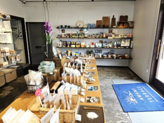 店内には塩やにがりを中心とする商品や、地域の特産品なども