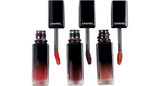 CHANELのルージュ アリュール ラックはグロスなのにピタッと密着して落ちにくく、色の異なる3色をマストで常備。なかでも75番はリピート5本目！