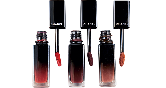 CHANELのルージュ アリュール ラックはグロスなのにピタッと密着して落ちにくく、色の異なる3色をマストで常備。なかでも75番はリピート5本目！