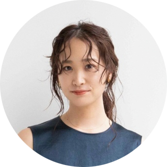 愛用はTHE ROWのマルゴー。モノトーンの統一感が素敵!【佐藤麻理奈さんのバッグ&ポーチ拝見】